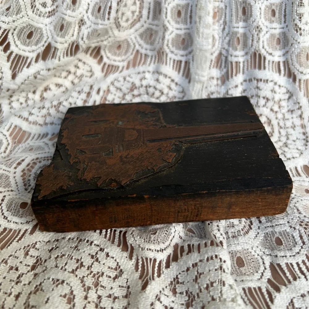 Vintage Wooden Block with Monument Design - Picture 2 of 5